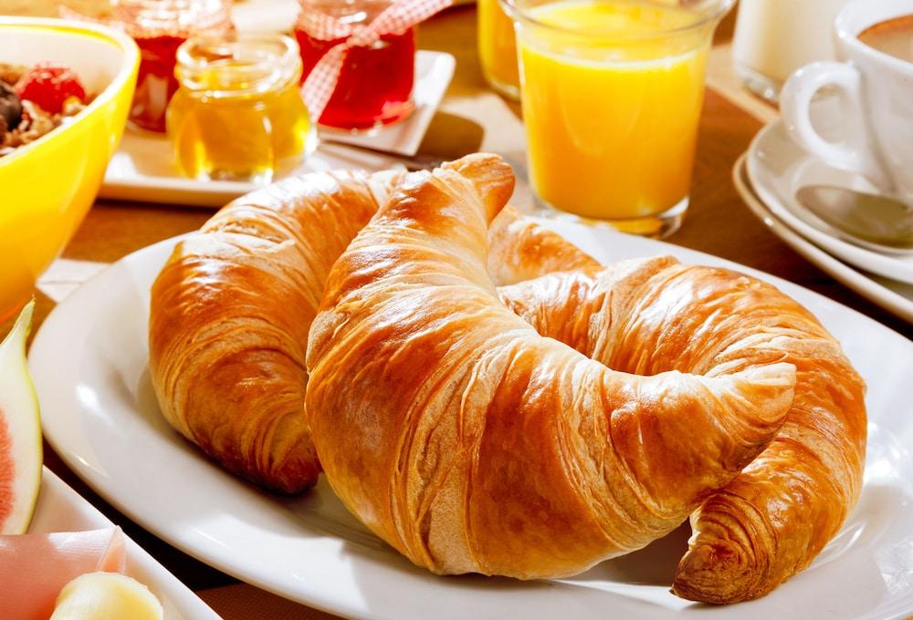 Hotel Park Plaza London Waterloo Esterno foto Croissants are a type of pastry.
