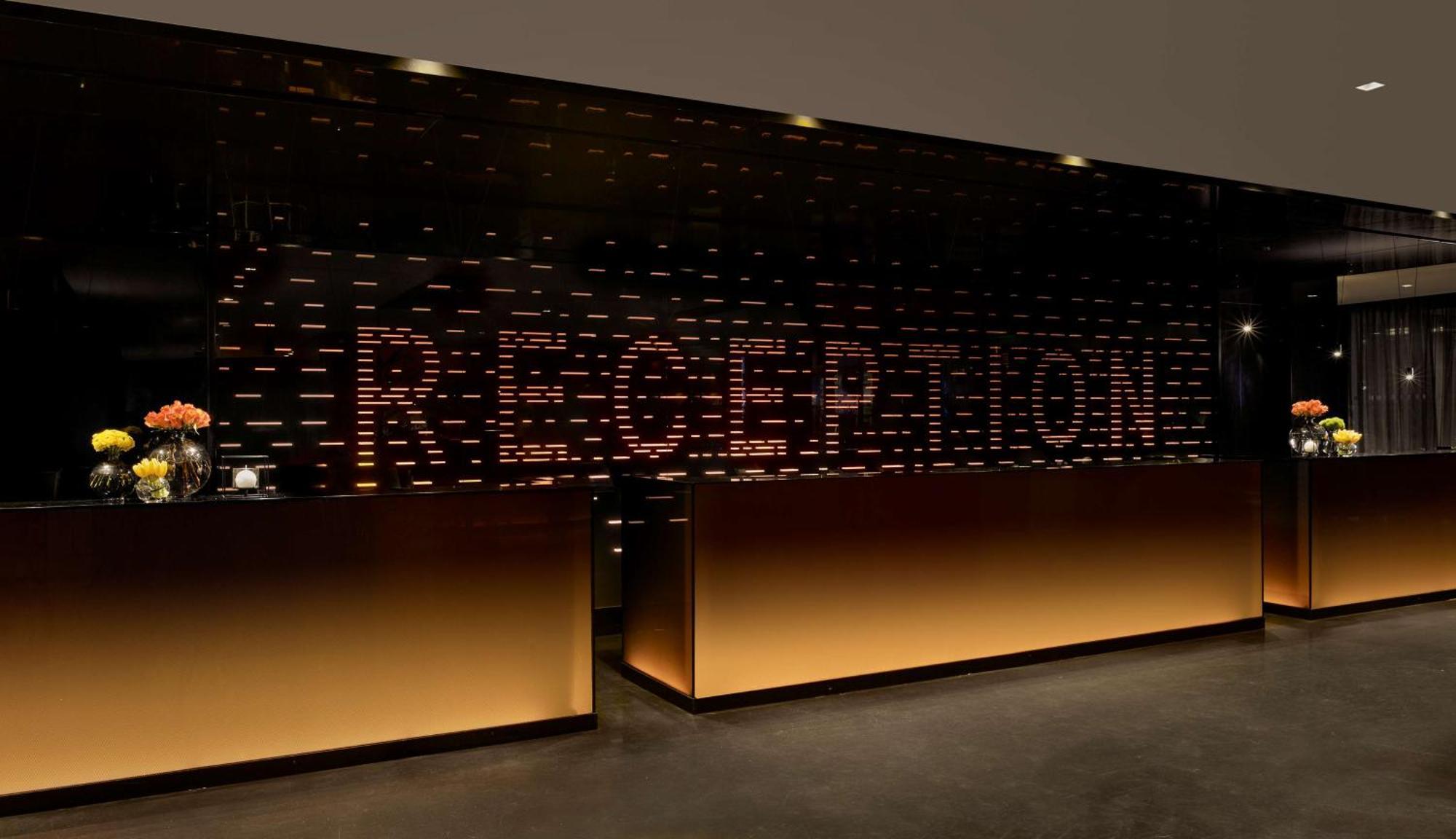 Hotel Park Plaza London Waterloo Esterno foto Reception desk