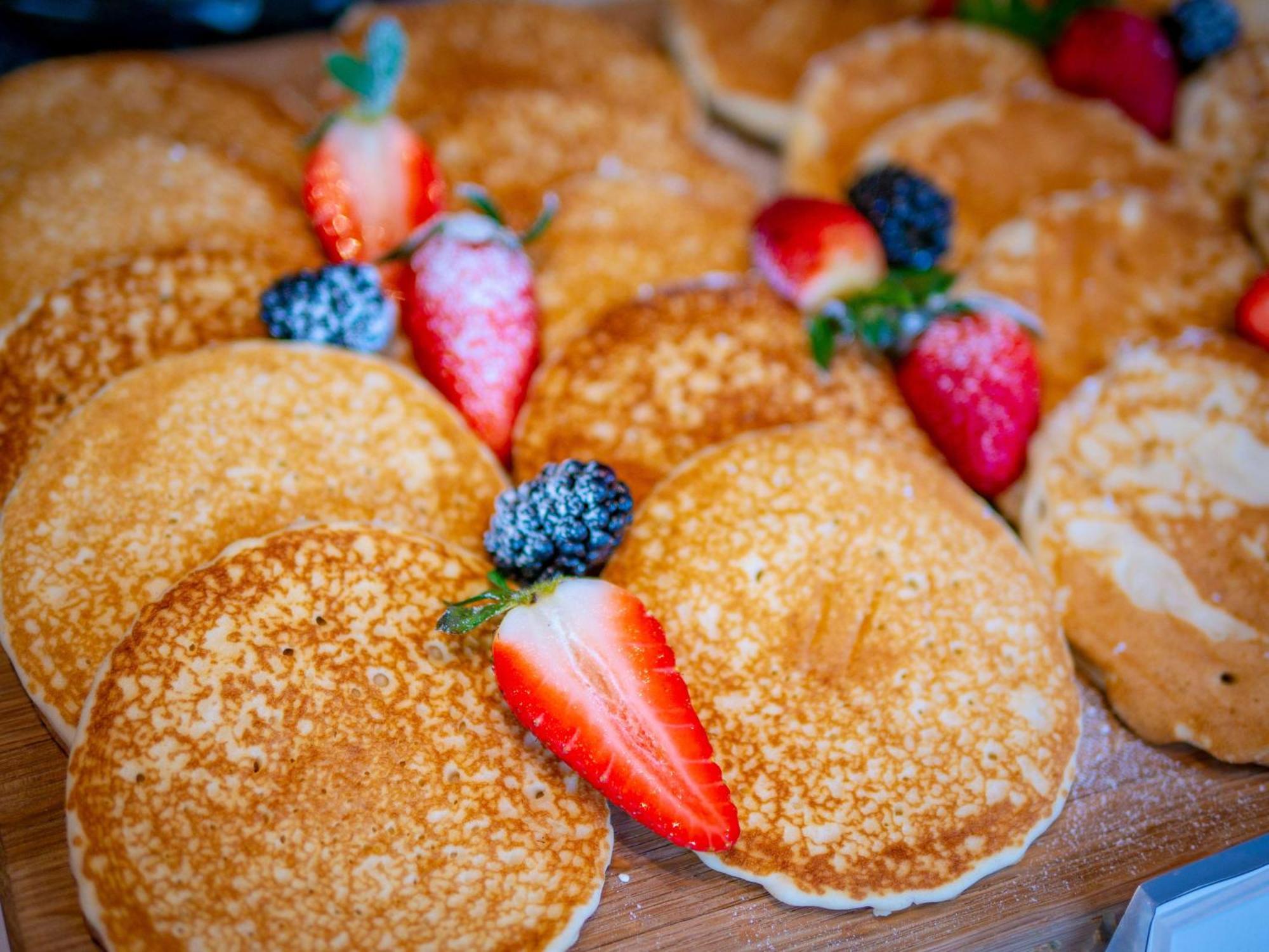 Hotel Park Plaza London Waterloo Esterno foto Pancakes with strawberries