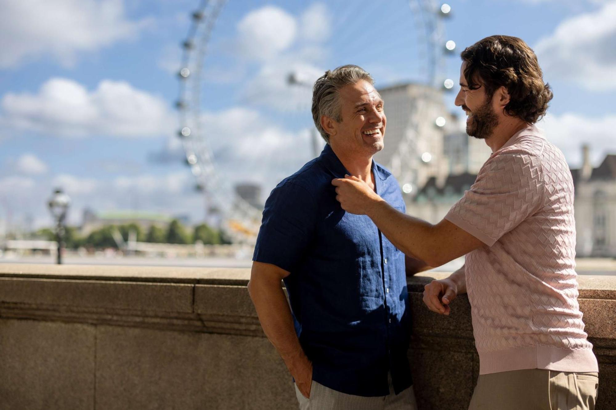 Hotel Park Plaza London Waterloo Esterno foto Two men talking on a wall