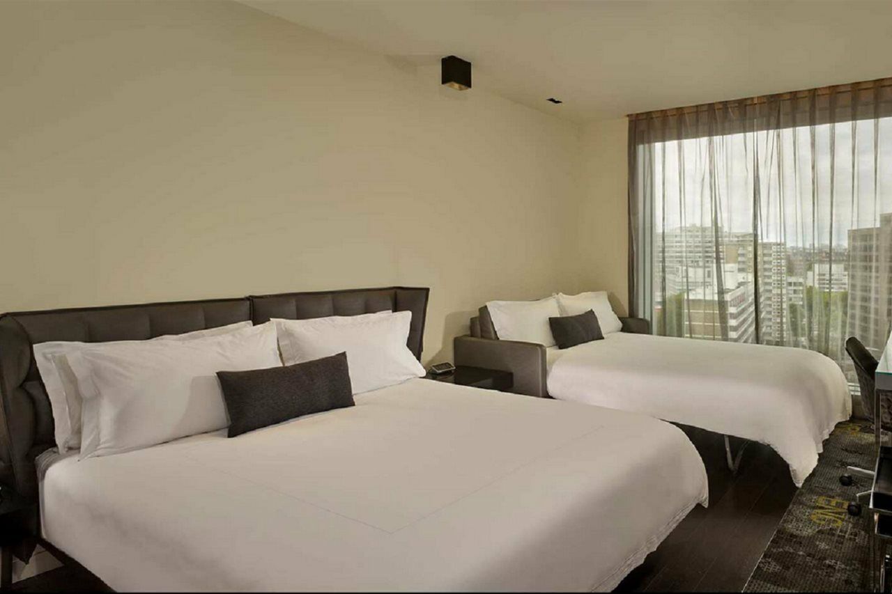 Hotel Park Plaza London Waterloo Esterno foto A room at the hotel